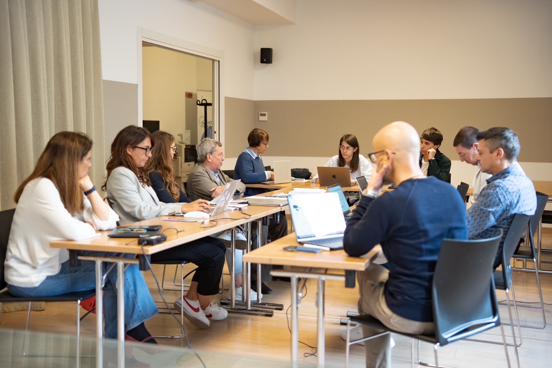 Professionisti al lavoro in un laboratorio d'aula ISMO a Milano