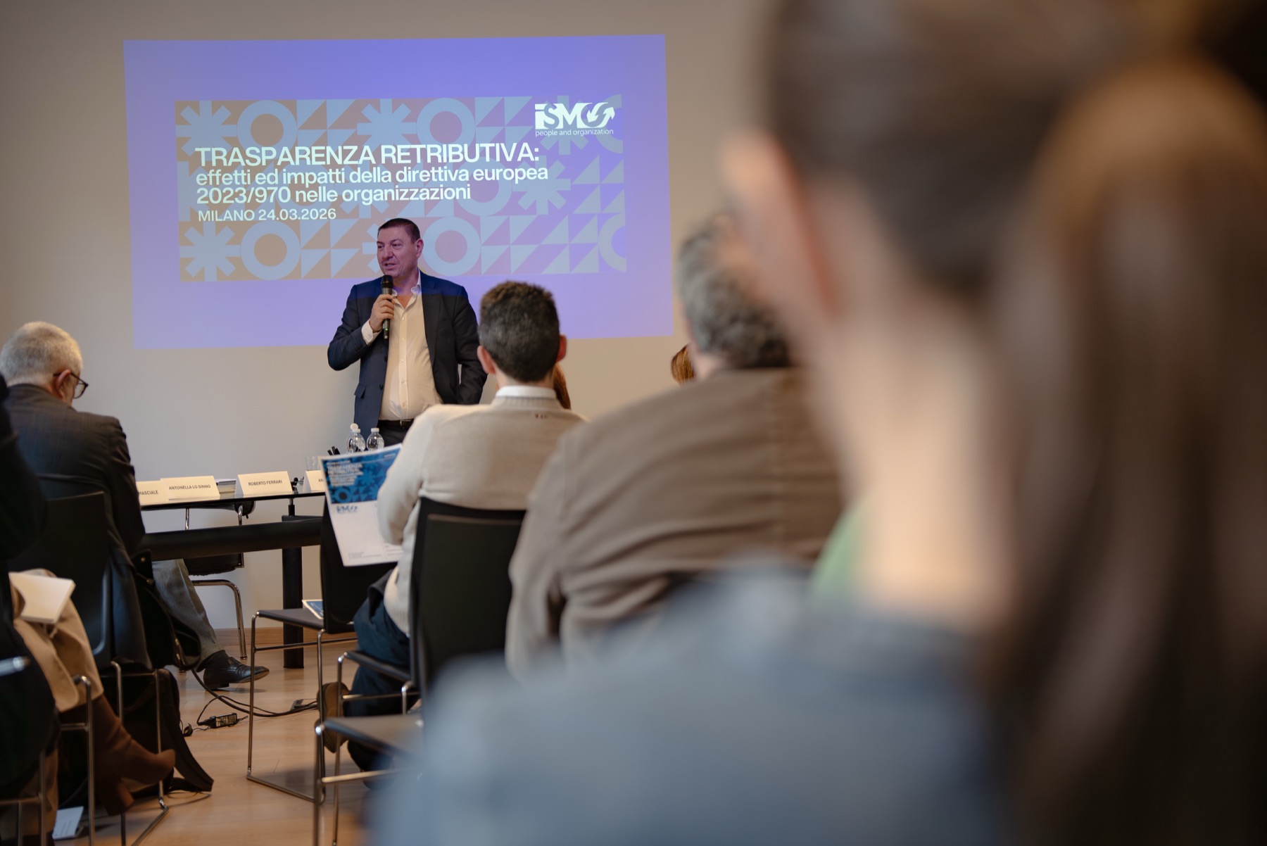 Un consulente ISMO conduce una sessione in aula a Milano davanti ai partecipanti